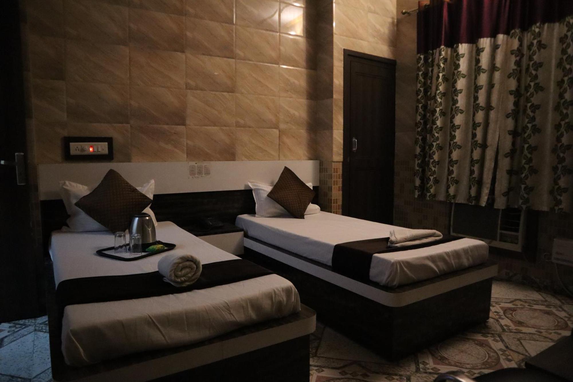 Hotel P R Palace Лакхнау Экстерьер фото